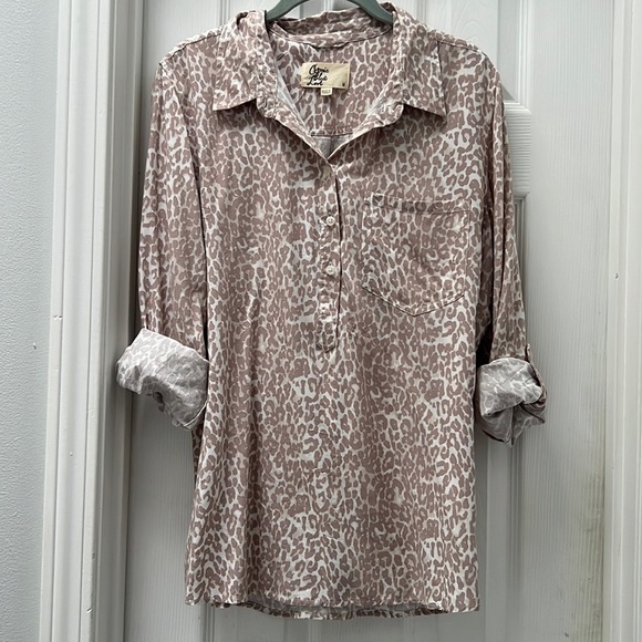 Stitchfix Cosmic Blue Love Kylie Classic Half Button Down Blouse Size Medium - Picture 5 of 9